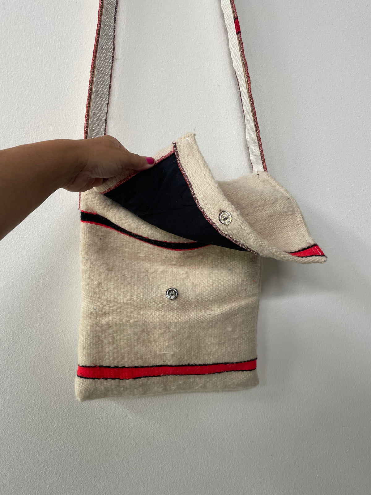 Handgemaakte schoudertas – ecru met rood accent 30x36