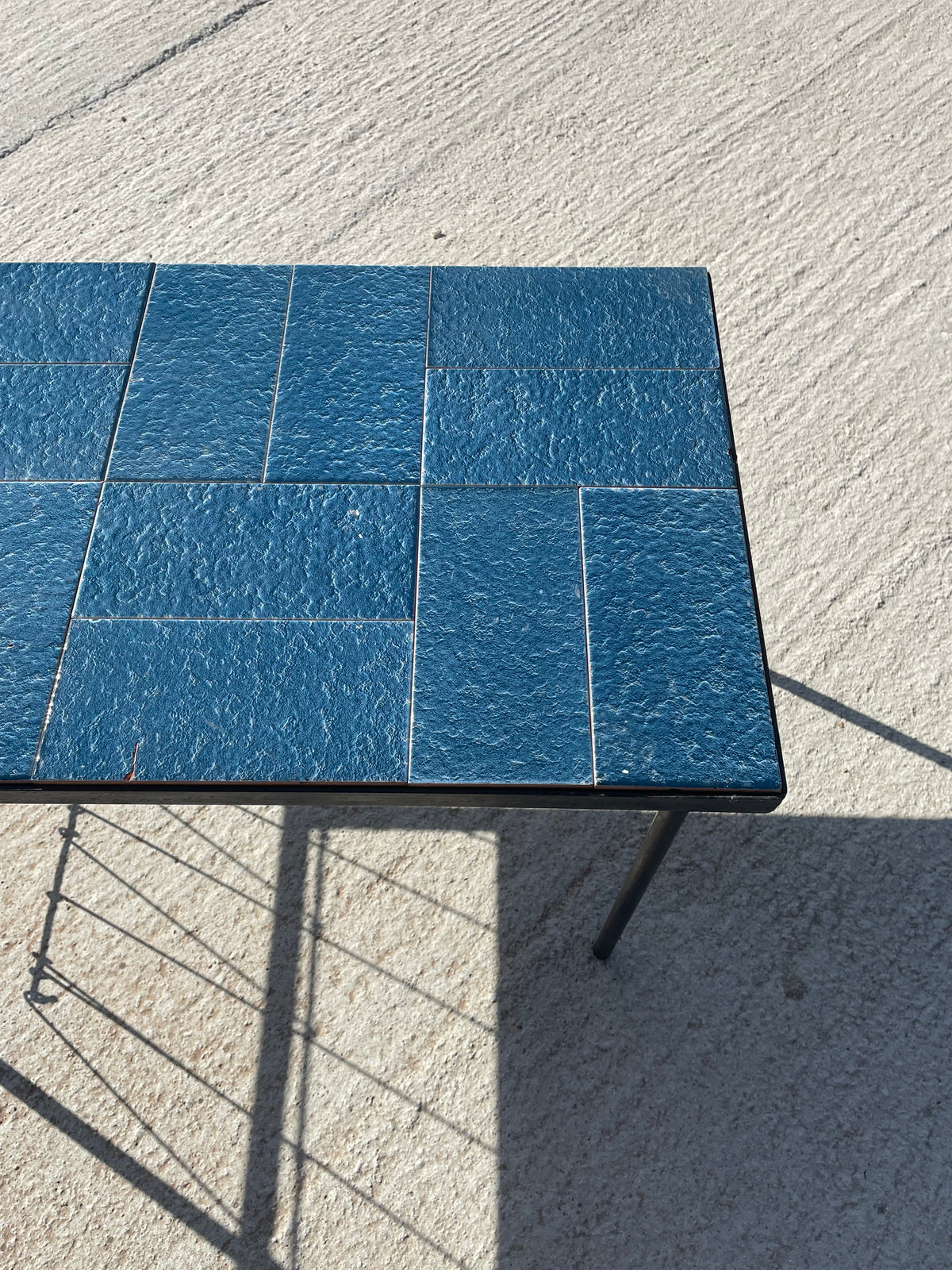 Vintage tegeltafel met lectuurhouder – blauw keramiek