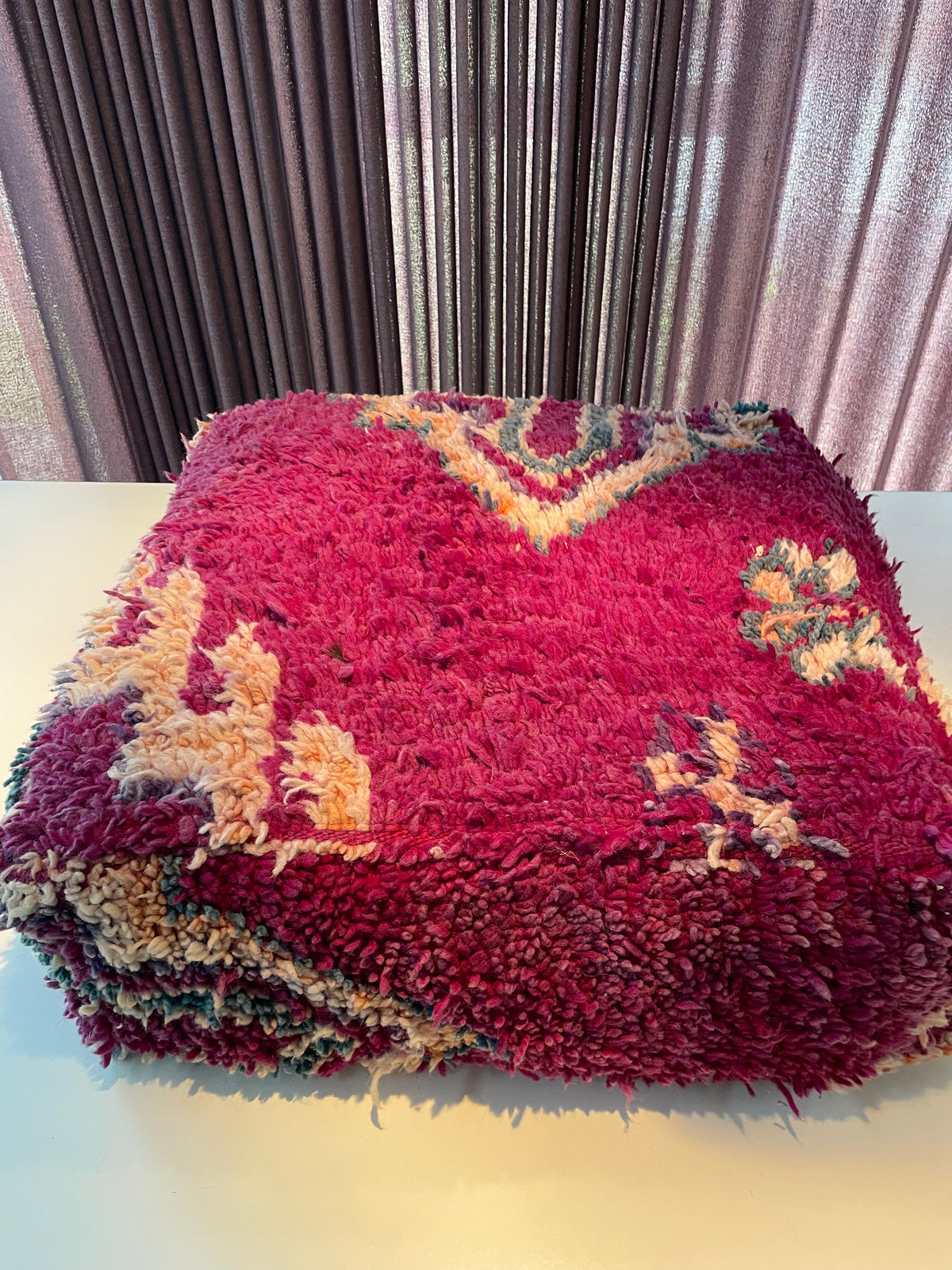 Handgemaakte Berberpoef – Fuchsia Colour Statement - 65x65