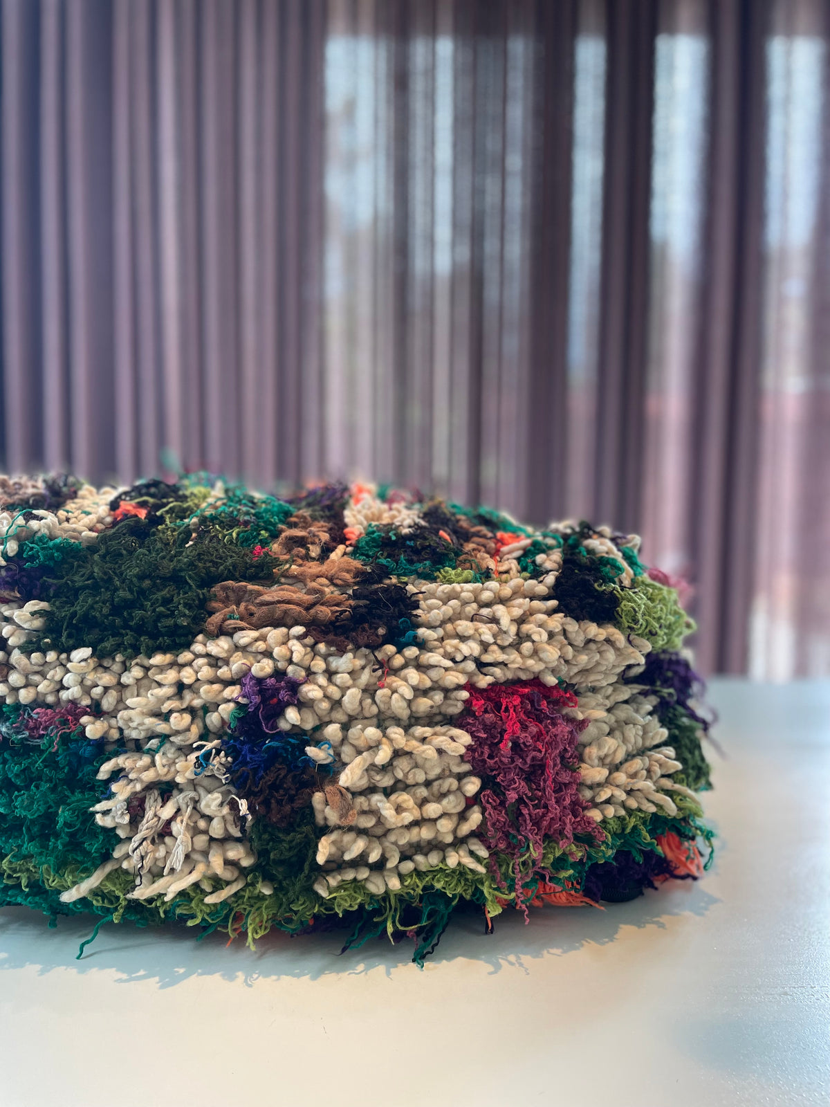 Handgemaakte Berberpoef – kleurrijke textuurmix - 68x68