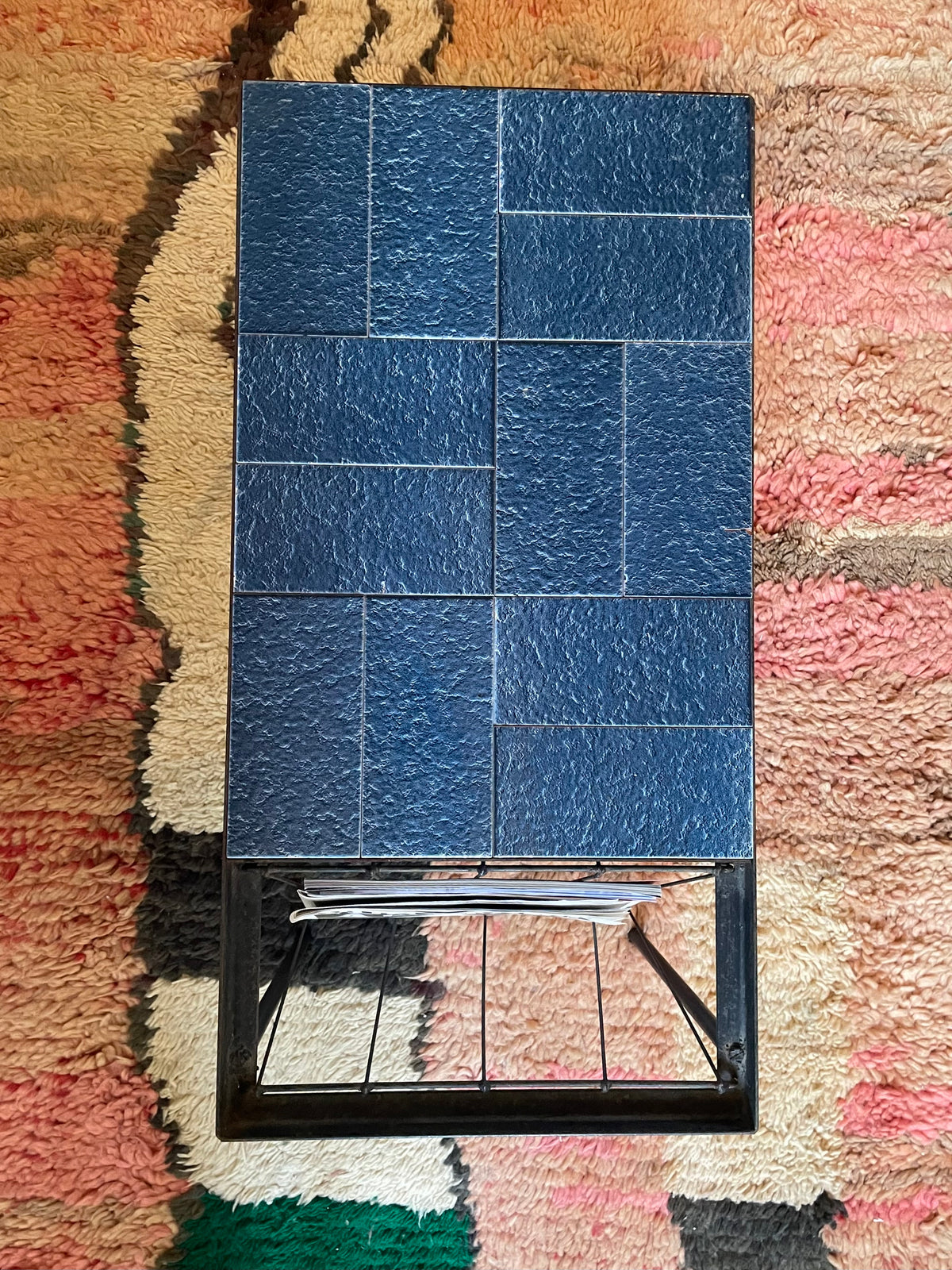 Vintage tegeltafel met lectuurhouder – blauw keramiek