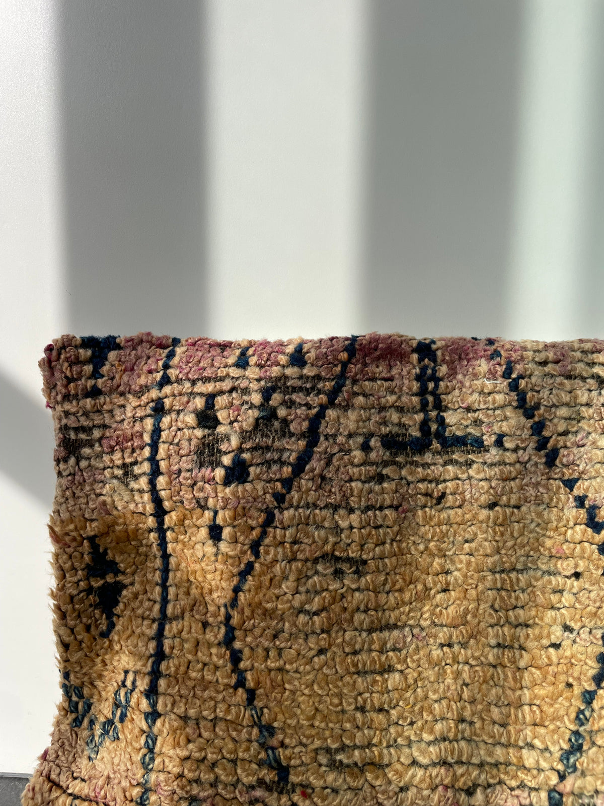 Berberkussen in naturel met grafische blauwe accenten - 45x58