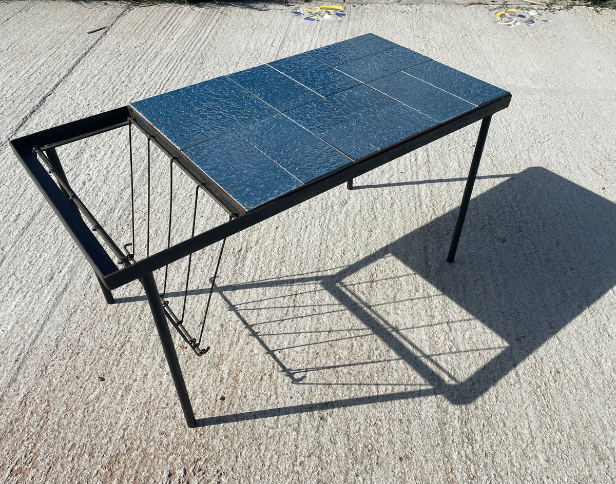 Vintage tegeltafel met lectuurhouder – blauw keramiek