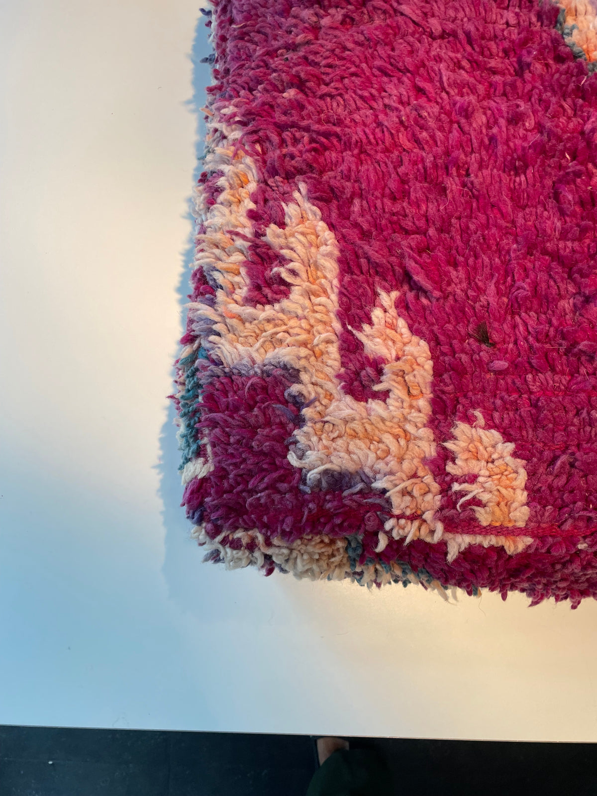 Handgemaakte Berberpoef – Fuchsia Colour Statement - 65x65