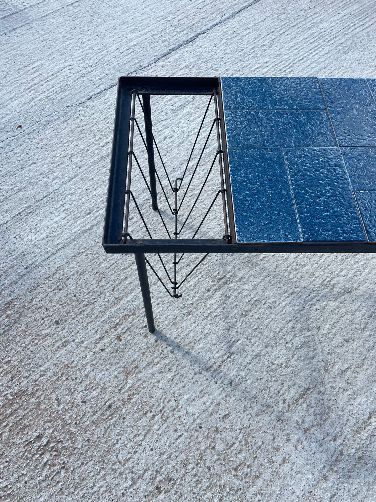 Vintage tegeltafel met lectuurhouder – blauw keramiek